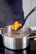 Ложка для сервірування з прорізами KitchenAid Coreline KAS004OHCGG 33.8 см сіра - зображення 3