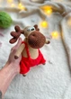 Новогодний вязаный лось в комбинезоне – игрушка амигурумы для рождественского декора Рождественский лось. - изображение 3