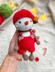 Новогодний вязаный снеговик в комбинезоне – игрушка амигурумы для рождественского декора. - изображение 4