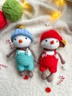 Новогодний вязаный снеговик в комбинезоне – игрушка амигурумы для рождественского декора. - изображение 6