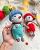 Новогодний вязаный снеговик – игрушка амигурумы для рождественского декора. - изображение 8