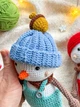 Новогодний вязаный снеговик – игрушка амигурумы для рождественского декора. - изображение 9