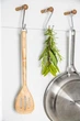 Лопатка з прорізами KitchenAid Coreline KQR702OHE 34.2 см бежева - зображення 1