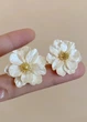 Серьги гвоздики женские с белым цветком Fashion Jewelry Белые 17377 - изображение 1