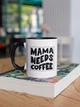 Чашка керамічна з написом "Mama Needs Coffee" 330 мл для напоїв біла з чорною ручкою на подарунок мамі - зображення 3