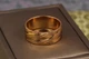 Обручальное кольцо Xuping Jewelry тесненные косые полоски 8 мм р 22 золотистое - изображение 2