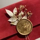 Конверт оксамитовий під гроші розмір 16,6 х 8 см на магнітній застібці з печаткою та сухоцвітами яскраво-червоного кольору - зображення 2