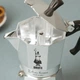 Кофеварка гейзерная Bialetti Moka Express алюминиевая 18 чашек 810 мл - изображение 4