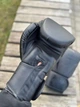 Боксерские перчатки Venum Elite Neo 16 oz (черные) — PU кожа, для бокса, тренировок и спаррингов - изображение 4