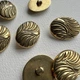 Ґудзик 7/731 Костюмний декоративний овальний Гальванічне покриття на ніжці Золотий 28/23мм Пластик - зображення 2