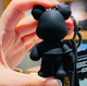 Брелок-игрушка медвежонок KAWS с подвеской, черный, дизайнерский аксессуар - изображение 5