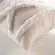 Poduszka ozdobna Douceur d'interieur AFIRA efekt boucle 30 x 50 cm kremowa (3574386119863) - obraz 2