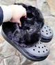 Утеплені черевики Furever Crush з хутром Crocs m6/w8 38-39 чорні 208446-001 - изображение 1