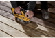 Szlifierka taśmowa DeWalt DCW220P2-QW 18V XR Brushless Belt Sander 2 x 5 Ah (5035048793862) - obraz 4