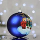 Новогодний шар на елку Santa Shop Щедрый вечер Синий 10 см (7806723196708) - изображение 2