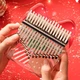 Калимба Hluru Huashu KHCG17 Acrylic Christmas Gift Box Kalimba (17 язычков, акрил) + кейс в подарок - изображение 1