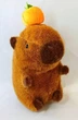 Мягкая игрушка Капибара с мандаринкой на голове 23 см - изображение 1