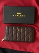 Жіночий гаманець Coach Quilted Leather Zip Around Long Walle коричневий великий - зображення 1