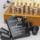 Подарунковий набір шахи та фляга з 4 чарками з гравіюванням Нехай ангег зберігач завжди буде поруч Чорний - зображення 2