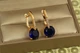 Серьги Xuping Jewelry Стрелка с большим синим камнем 2,7 см золотистые - изображение 1