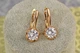 Серьги Xuping Jewelry величественная простота с белым камнем 2,3 см золотистые - изображение 1