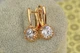 Серьги Xuping Jewelry величественная простота с белым камнем 2,3 см золотистые - изображение 2