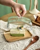 Масленка KitchenWare со стеклянной крышкой и подставкой из акации - изображение 1