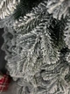 Искусственная литая заснеженная елка Фрост Престиж высотой 2.1 м роскошная новогодняя елка с густыми ветвями и складной металлической подставкой Зеленый - изображение 3