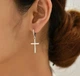 Серьги с крестиком унисекс цвет белый стальной - изображение 3