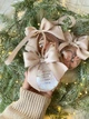 Новорічна ялинкова прикраса Кулька з метрикою 8 см з кремовими стрічками HeyBaby - изображение 2
