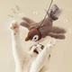 Интерактивная игрушка для кошек летающая птичка воробей для кота птица машет крыльями MV-50 - изображение 2