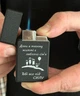 Зажигалка газовая подарочная с гравировкой для мужчины металлическая с турбопламенем черная в коробочке - зображення 4