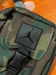 Сумка на плечо унисекс барсетка маленькая Jordan Jumpman Air Pouch 9A0399-650 камуфляж - изображение 8