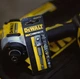 Конверсионный шестигранный адаптер DEWALT DWA12ADPTMI 1/4 " на 1/2". - изображение 2