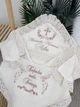 Именная крыжма для мальчика Family Tradition муслин с вышивкой и кружевом 100х100 см светло-кремовая Береги тебя Господь - изображение 2