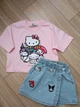 Костюм для девочки Boyboy с принтом Hello Kitty, футболка и джинсовая юбка-шорты, рост 104 см - изображение 3