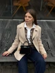 Сумка жіноча з екозамші кросбоді з регульованим ремінцем трендова через плече та на плече з ручкою з брелком в комплекті чорна - зображення 3