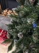 Искусственная заснеженная елка Элитная высотой 1.5 м из ПВХ, роскошная пышная новогодняя елка с шишками и синими ягодами Зеленый - изображение 5