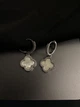 Серьги белый Клевер круглый замок серебряного цвета 36190 One Size - изображение 3