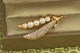 Брошь Xuping Jewelry Стручок с жемчугом 4 см золотистая - изображение 2