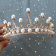 Корона на голову зі стразами та перлами "Crown Pearl Shine", прикраса на голову з камінням, золото - зображення 1