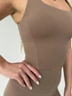 Женский спортивный топ с широкими бретелями шоколадный (M) - изображение 4