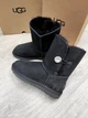Жіночі уггі Середні Чорні Замшеві з Гудзиком Зваровскі UGG Medium Black Suede Button Svarovsky (38, чорний) - зображення 6