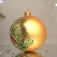 Ялинкова іграшка новорічна куля Santa Shop Святкова калина Золотий 10 см (4820001154283) - зображення 3