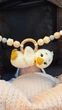Подвеска растяжка в коляску Chickabiddy, на клипсах, вязанный Утёнок, развитие мелкой моторики малыша, тактильный тренажер игрушка погремушка - изображение 2