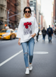 Женский свитшот oversize с вышивкой Маки Modna KAZKA MKNK4567 - 42/44, Білий - изображение 2