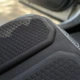 Ортопедическая гелевая подушка на сиденье автомобиля с адаптацией под тело пользователя 47x47 см черная - изображение 8