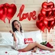 Набор воздушных шаров и лепестков LOVE для декора и фотозоны DK045 - изображение 2