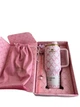 Термокружка Stanley 1913 x LoveShackFancy Holiday Quencher® H2.0 FlowState™ Tumbler | 40 OZ 1180 мл у подарунковій коробці рожевий з бантиками - изображение 2