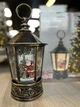 Музыкальный новогодний фонарь "Санта Клаус" XMAS WDL 24077A 14×22×14 см, с подсветкой и метелью, от 3 батареек и сети - изображение 3